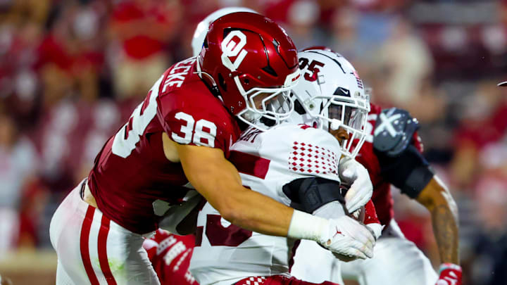 Oklahoma Sooners linebacker Owen Heinecke (38) tackles Temple Owls running back Terrez Worthy.