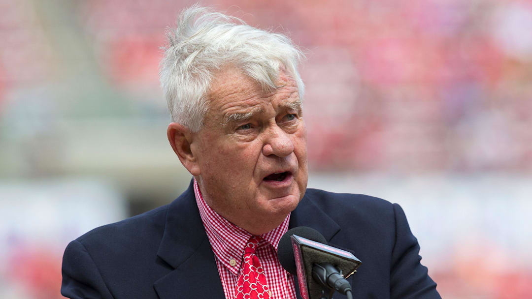 Cincinnati Reds owner Bob Castellini speaks during a pregame ceremony