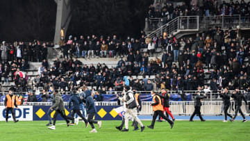 La rencontre de Coupe de France entre le Paris FC et l'OL a été suspendue après des débordements.