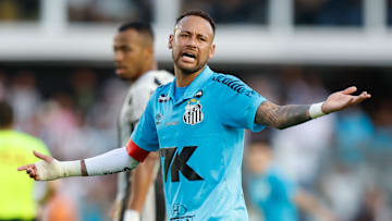 Neymar foi expulso por lance bisonho contra o Alvinegro