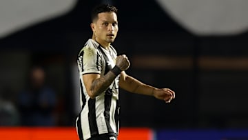 Artur está confirmado no XI inicial do Botafogo para duelo contra o PSG