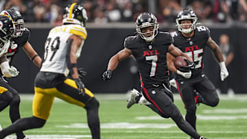 Sep 8, 2024; Atlanta, Georgia, USA; Atlanta Falcons running back Bijan Robinson (7) runs against the Pittsburgh Steelers at Mercedes-Benz Stadium. Mandatory Credit: Dale Zanine-Imagn Images