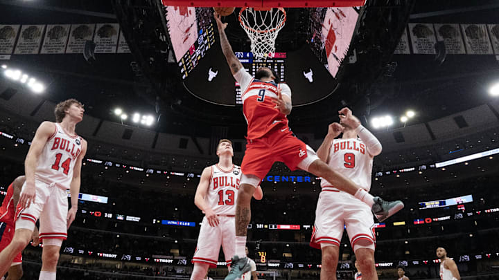 Ngày 11 tháng 4 năm 2025; Chicago, Illinois, Hoa Kỳ; Trung phong Nikola Vucevic (9) của Chicago Bulls bảo vệ tiền đạo Justin Champagnie (9) của Washington Wizards trong hiệp một tại United Center. Nguồn bắt buộc: David Banks-Imagn Images