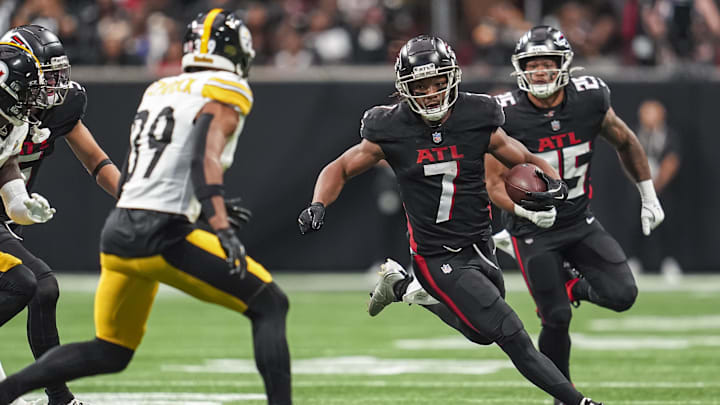 Sep 8, 2024; Atlanta, Georgia, USA; Atlanta Falcons running back Bijan Robinson (7) runs against the Pittsburgh Steelers at Mercedes-Benz Stadium. Mandatory Credit: Dale Zanine-Imagn Images