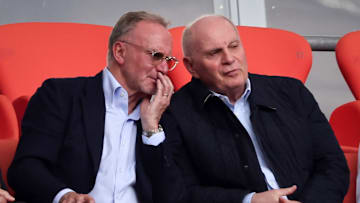 Karl-Heinz Rummenigge mit Uli Hoeneß im Stadion