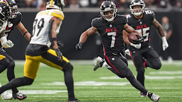 Bijan Robinson runs the ball