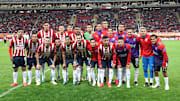 Jugadores de Chivas previo al partido ante Toluca.