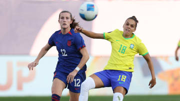 Brasil e EUA disputam o ouro no futebol feminino em Paris 2024.