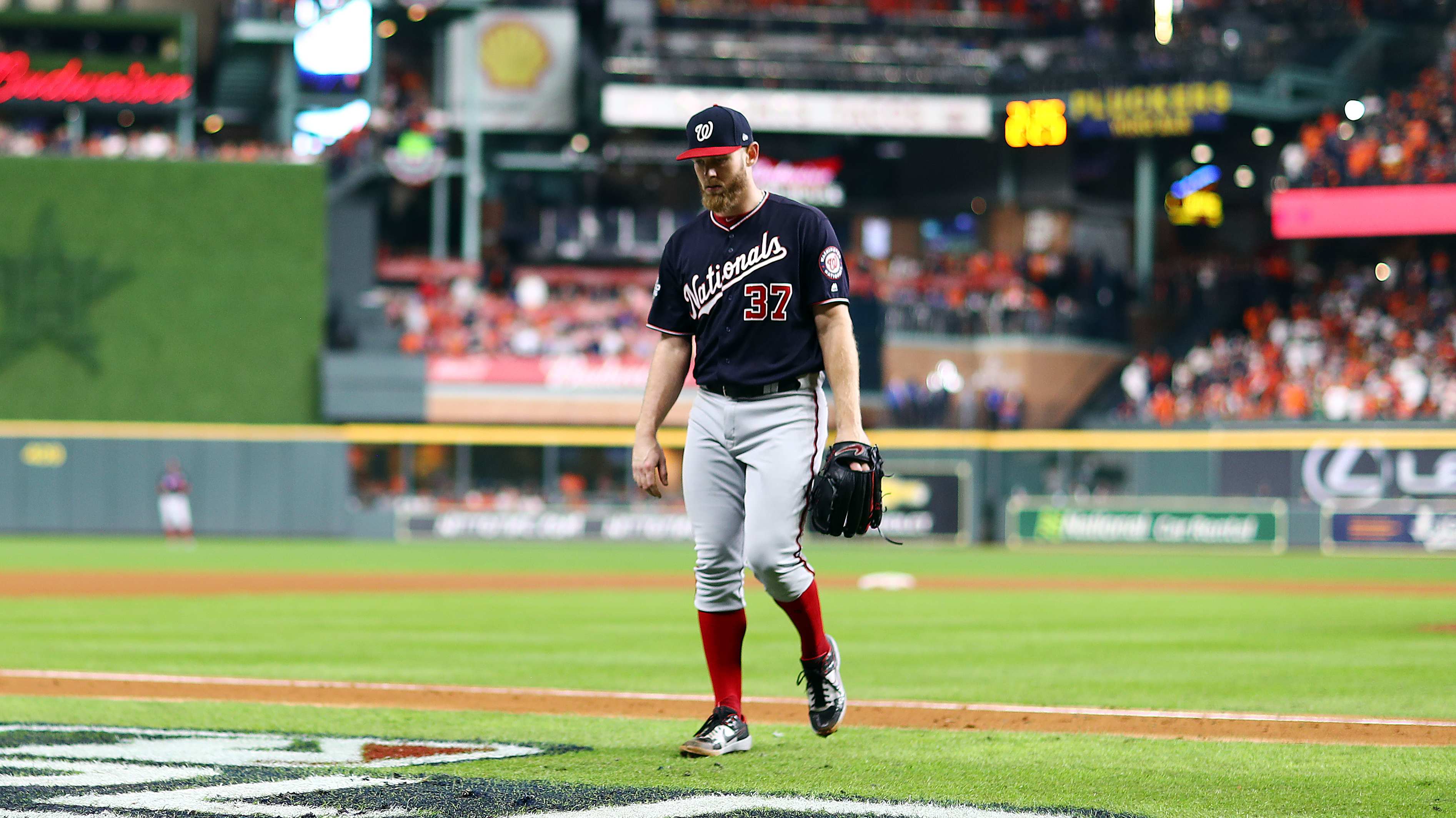 2019 年 10 月 29 日：史蒂芬·斯特拉斯堡 (Stephen Strasburg) 大師班在第七場比賽中助威，國民隊希望完成灰姑娘的故事