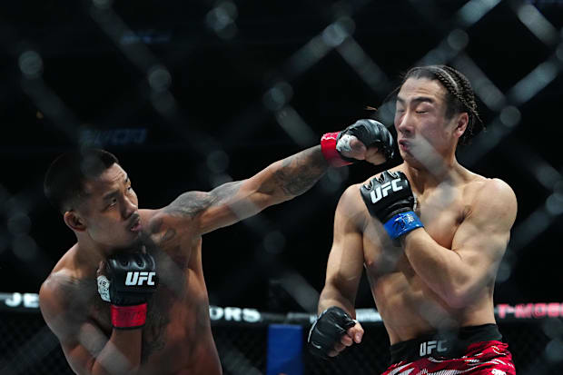 Joshua Van (red gloves) fights Rei Tsuruya (blue gloves) during UFC 313 at T-Mobile Arena. 