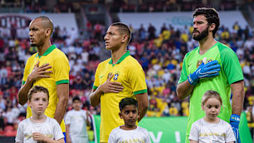 Fabinho (links) und Alisson (rechts) können am Wochenende nicht spielen