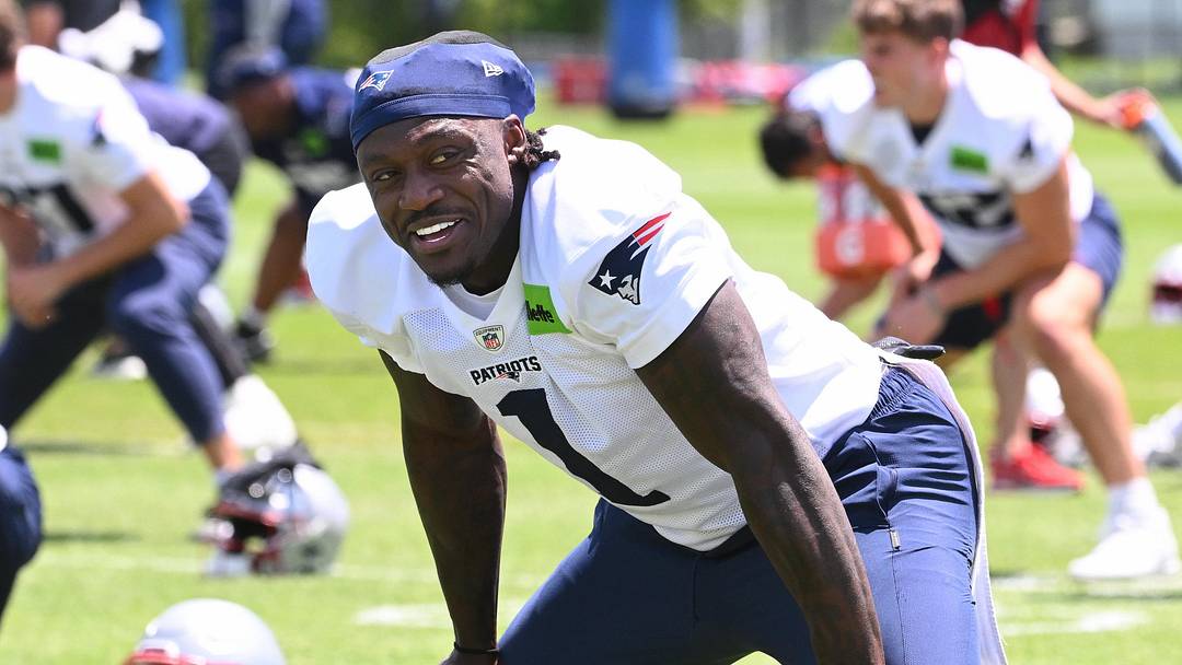 Jun 2, 2026; Foxborough, MA, USA; New England Patriots wide receiver A.J. Brown (1) warms up during the team's OTA at Gillette Stadium. Mandatory Credit: Eric Canha-Imagn Images Jun 2, 2026; Foxborough, MA, USA; New England Patriots wide receiver A.J. Brown (1) warms up during the team's OTA at Gillette Stadium. Mandatory Credit: Eric Canha-Imagn Images