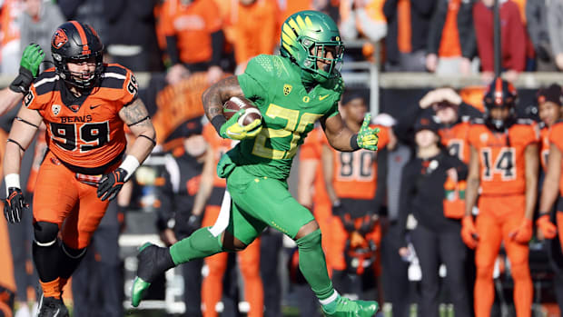 Oregon Ducks running back Jordan James (20) runs with the ball during the first half against the Oregon State Beavers at Rese