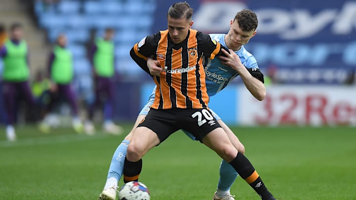 Dimitris Pelkas, Luke McNally'nin markajında