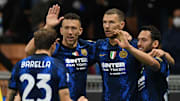 L'Inter festeggia il gol di Dzeko alla Juventus 