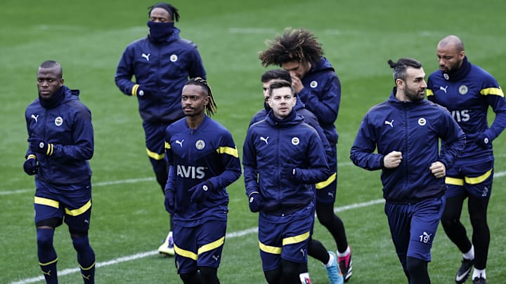 Fenerbahçe oyuncuları koşu yapıyor.