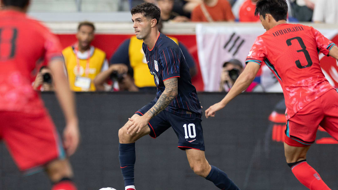 Christian Pulisic dribbles the ball during the USMNT's loss to South Korea.