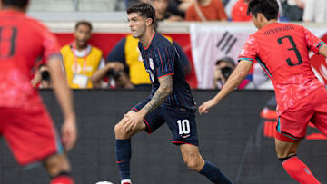 Christian Pulisic dribbles the ball during the USMNT's loss to South Korea.