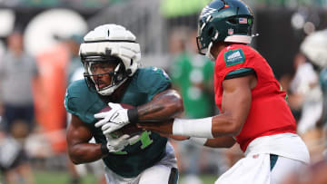 Kenneth Gainwell (L), Jalen Hurts (R), Philadelphia Eagles