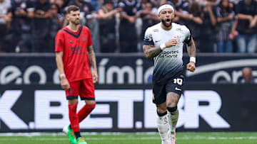 Holandês marcou dois gols no segundo tempo