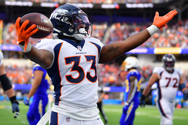 Denver Broncos, the ball carrier Javonte Williams, celebrates his touch against Los Angeles loaders.