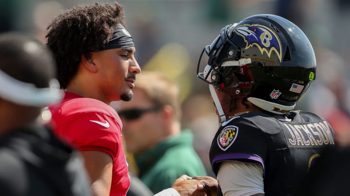 Green Bay Packers quarterback Jordan Love (10) shakes hands with Baltimore Ravens quarterback Lamar Jackson during the joint practice.