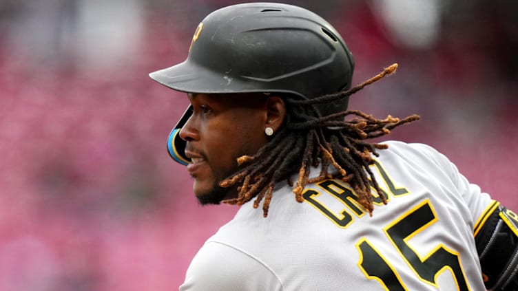 Pittsburgh Pirates shortstop Oneil Cruz (15) runs out of the batter   s box on an infield groundball