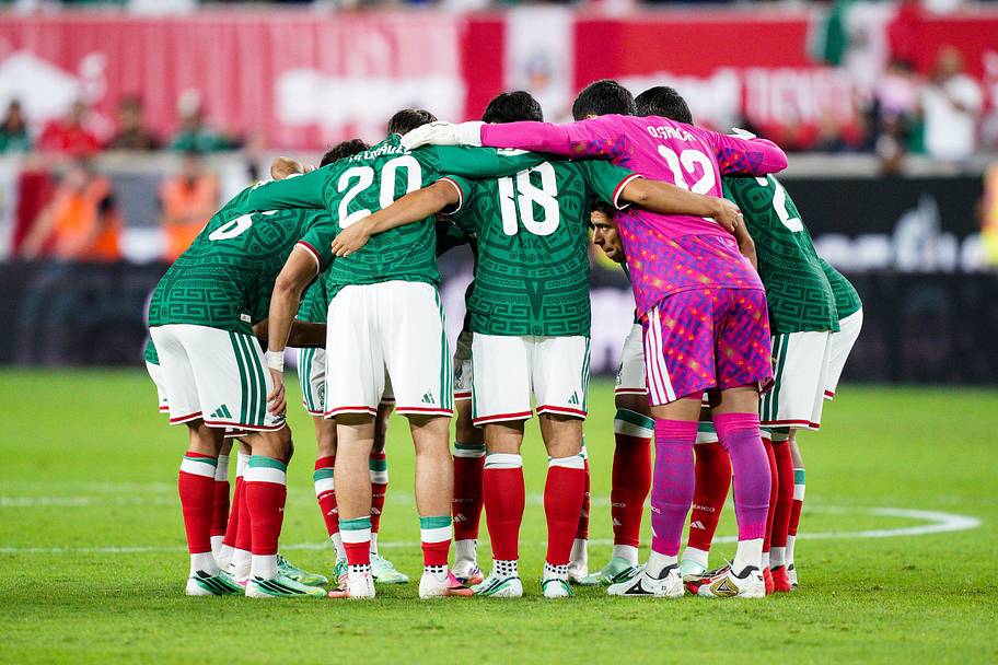 Mexico team huddle vs. Peru