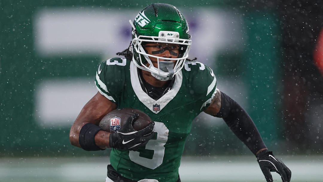 Nov 9, 2025; East Rutherford, New Jersey, USA; New York Jets wide receiver John Metchie III (3) carries the ball during the second half against the Cleveland Browns at MetLife Stadium. Mandatory Credit: Vincent Carchietta-Imagn Images