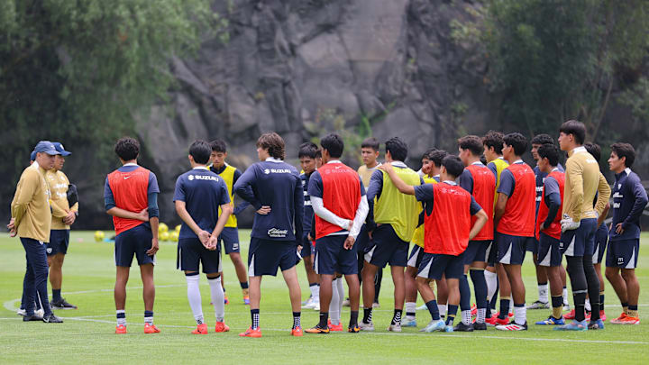Efraín Juárez se muestra atento a los 24 jugadores de cantera que reclutó para darles conceptos futbolísticos 