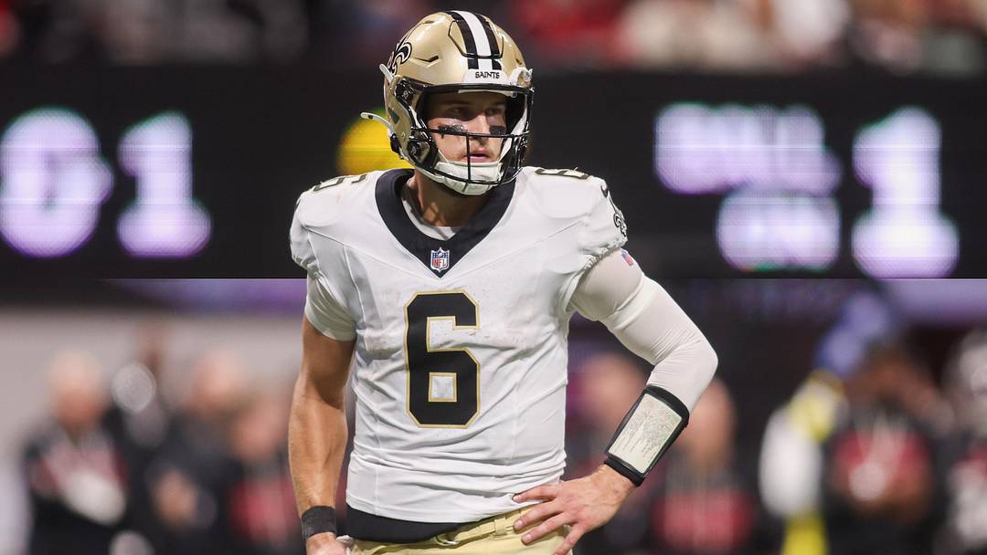 Jan 4, 2026; Atlanta, Georgia, USA; New Orleans Saints quarterback Tyler Shough (6) in action against the Atlanta Falcons in the third quarter at Mercedes-Benz Stadium. Mandatory Credit: Brett Davis-Imagn Images