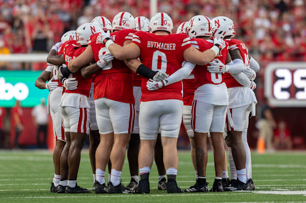 The Blackshirts huddle up before Illinois' first drive.