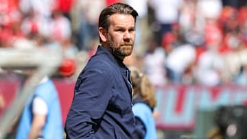 Köln-Boss Thomas Kessler am Spielfeldrand