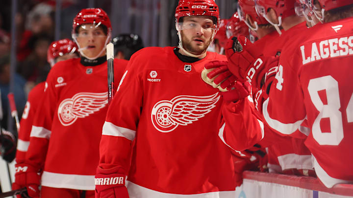 Chicago Blackhawks v Detroit Red Wings