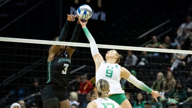 Oregon setter Hannah Pukis tips the ball as the No. 2 Oregon Ducks host Hawaii