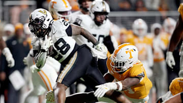 Vanderbilt running back Sedrick Alexander (28) runs past Tennessee linebacker Edwin Spillman (13) during the third quarter at Neyland Stadium in Knoxville, Tenn., Saturday, Nov. 29, 2025.