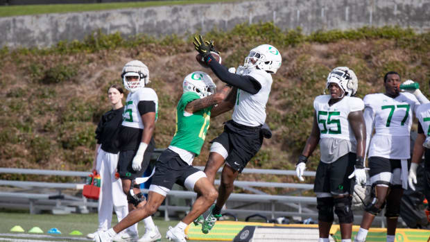 Oregon defensive back Sione Laulea breaks up a pass intended for wide receiver Jeremiah McClellan during practice with the Du