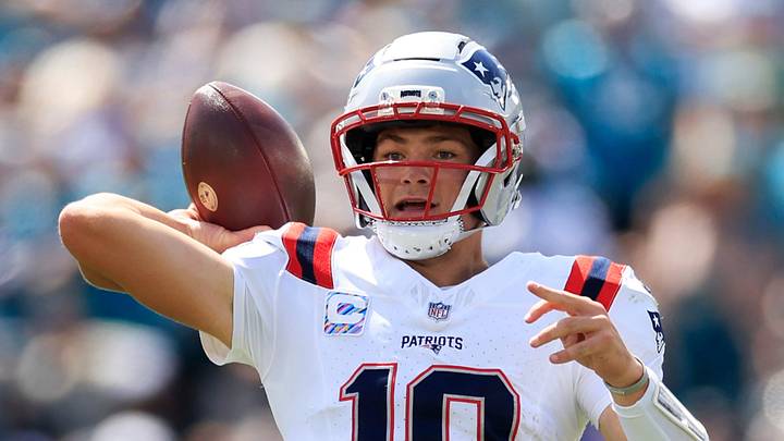 New England Patriots quarterback Drake Maye (10) looks to pass during the second quarter of an NFL football matchup at EverBank Stadium on Sunday, Sept. 27, 2026, in Jacksonville, Fla. [Corey Perrine/Florida Times-Union]