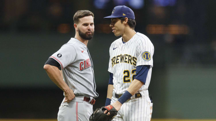 Cincinnati Reds right fielder Jesse Winker (33)