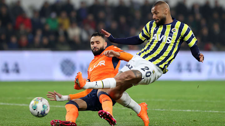 Joao Pedro vuruşunu yapıyor.