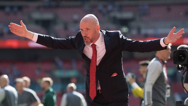 Manchester United mendatangkan Rene Hake dan Ruud van Nistelrooy untuk menjadi asisten Erik ten Hag.