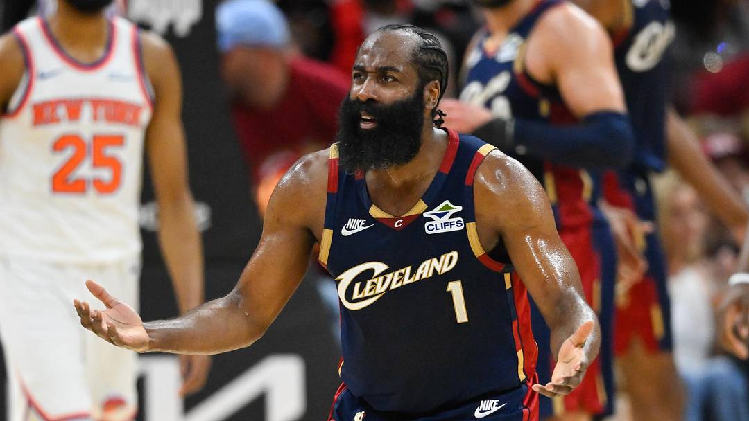 Cleveland Cavaliers guard James Harden (1) 
