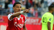 Hugo Ekitike avec le maillot du Stade de Reims. 