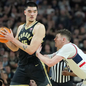 Apr 8, 2024; Glendale, AZ, USA; Purdue Boilermakers center Zach Edey (15) controls the ball against Connecticut Huskies center Donovan Clingan (32) during the first half of the national championship game of the Final Four of the 2024 NCAA Tournament at State Farm Stadium. 