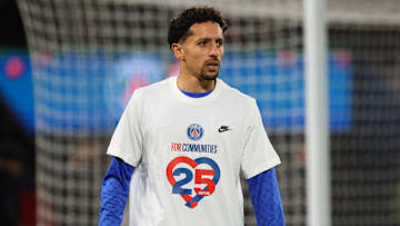 Marquinhos et tous les joueurs parisiens arboraient un tee-shirt spécial pendant leur échauffement pour célébrer les 25 ans de la fondation PSG for Communities. 