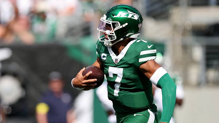 NY Jets quarterback Justin Fields
