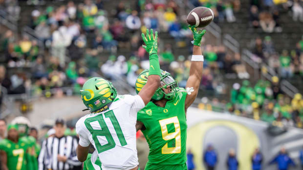 Oregon Green Team defensive back Nikko Reed breaks up a pass indended for wide receiver Ryan Pellum during the Oregon Ducks’ 