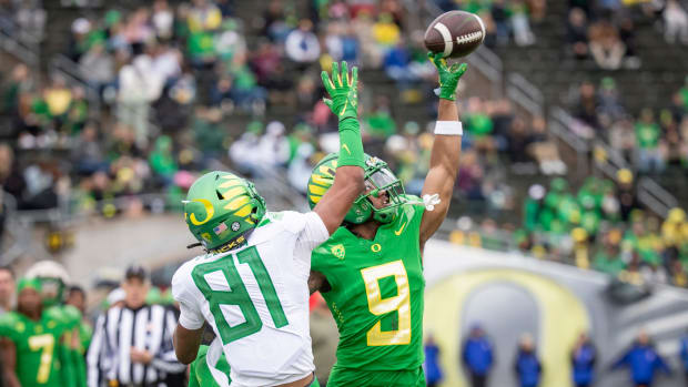 Oregon Green Team defensive back Nikko Reed breaks up a pass indended for wide receiver Ryan Pellum during the Oregon Ducks’ 