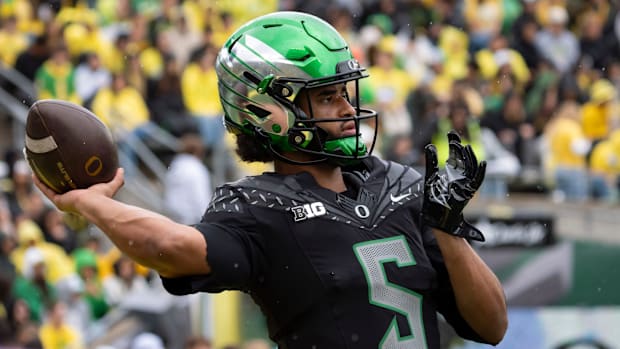 Oregon Ducks quarterback Dante Moore