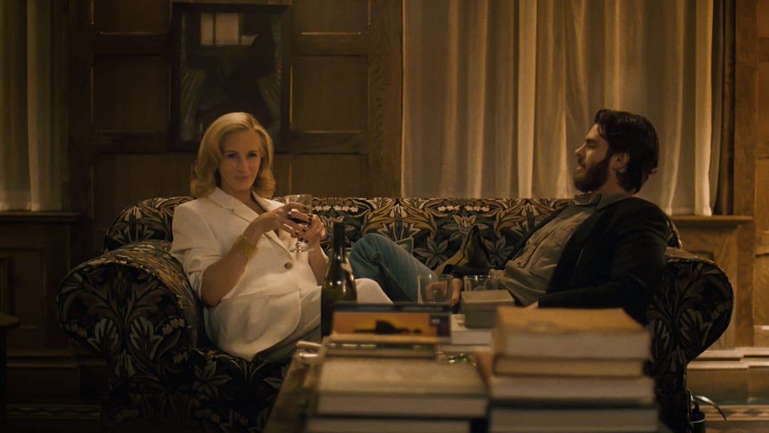 (L to R) Julia Roberts as Alma and Andrew Garfield as Hank in AFTER THE HUNT, from Amazon MGM Studios. (L to R) Julia Roberts as Alma and Andrew Garfield as Hank in AFTER THE HUNT, from Amazon MGM Studios.